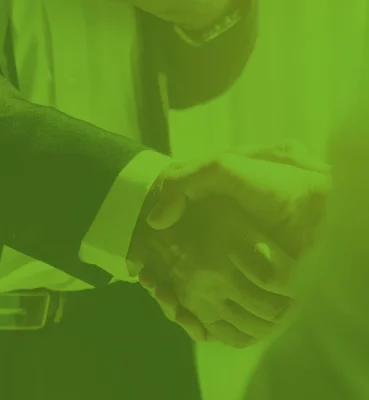 Hintergrundbild: Handschlag mit grünem Overlay